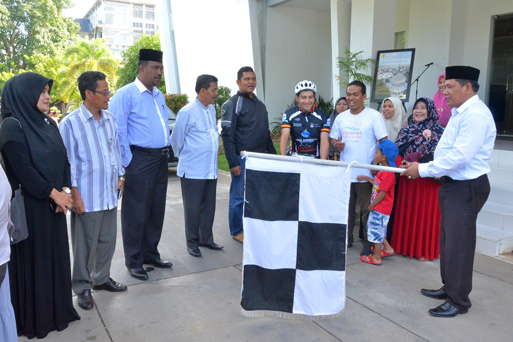 Foto Pelepasan Jose Guillermo Yepes Sepeda Keliling Dunia